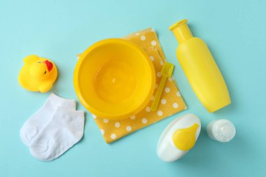 Mavi arka planda farklı bebek hijyeni aksesuarları.
