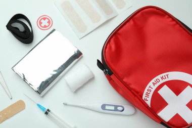 Beyaz arka planda ilk yardım çantası