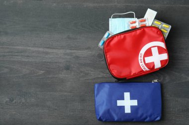 Koyu renk ahşap masaya ilk yardım çantası.