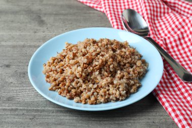 Gri masada karabuğdaylı lezzetli yemek kavramı