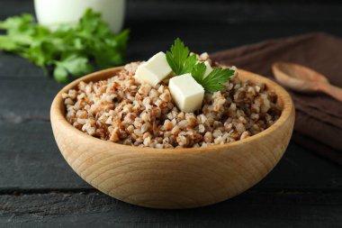 Tahta masada karabuğdaylı lezzetli yemek kavramı
