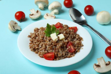 Mavi arka planda karabuğdaylı lezzetli yemek kavramı