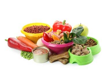 Beyaz arka planda izole edilmiş organik evcil hayvan yiyeceği kavramı