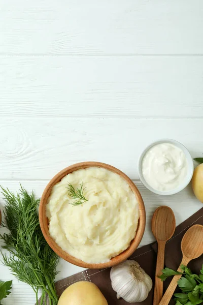 Konzept Des Schmackhaften Essens Mit Kartoffelpüree Auf Weißem Holztisch — Stockfoto