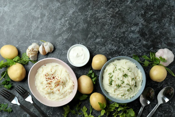 Siyah Dumanlı Masada Patates Püresiyle Lezzetli Yemek Kavramı — Stok fotoğraf