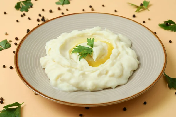 Teller Mit Kartoffelpüree Und Gewürzen Auf Beigem Hintergrund — Stockfoto