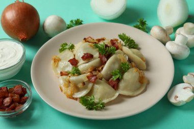 Vareniki ya da naneli pierogi ile lezzetli yemek kavramı