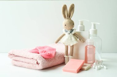 Beyaz arka planda farklı bebek hijyeni aksesuarları