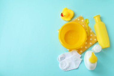 Mavi arka planda farklı bebek hijyeni aksesuarları.
