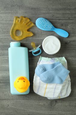 Gri desenli masada bebek hijyeni aksesuarları.