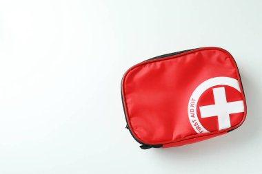 Beyaz arka planda ilk yardım çantası