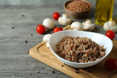 Gri desenli masada karabuğdaylı lezzetli yemek kavramı