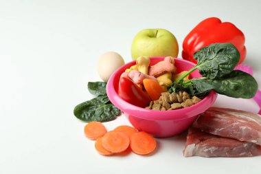 Beyaz arka planda organik evcil hayvan yiyeceği kavramı