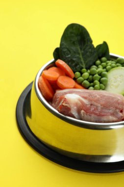 Sarı arka planda organik hayvan yiyeceği kavramı