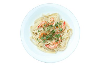 Beyaz arkaplanda izole edilmiş karides makarna tabağı