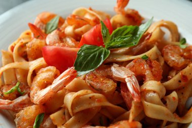 Lezzetli karidesli lezzetli makarna, yakın çekim.