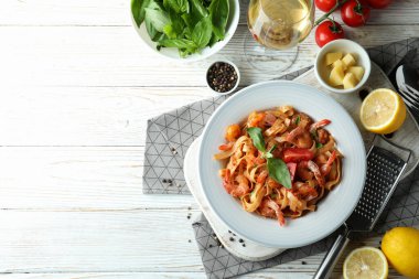 Beyaz ahşap masada karides makarna pişirme kavramı