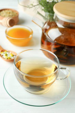 Beyaz ahşap masada papatya çayı pişirme kavramı