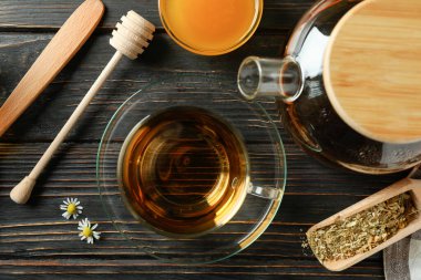 Kırsal ahşap masada papatya çayı pişirme kavramı