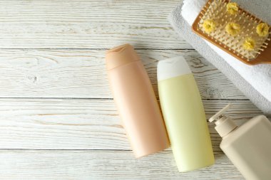 Beyaz ahşap masada saç bakım aksesuarları.