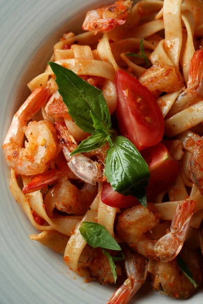 Lezzetli karidesli lezzetli makarna, yakın çekim.