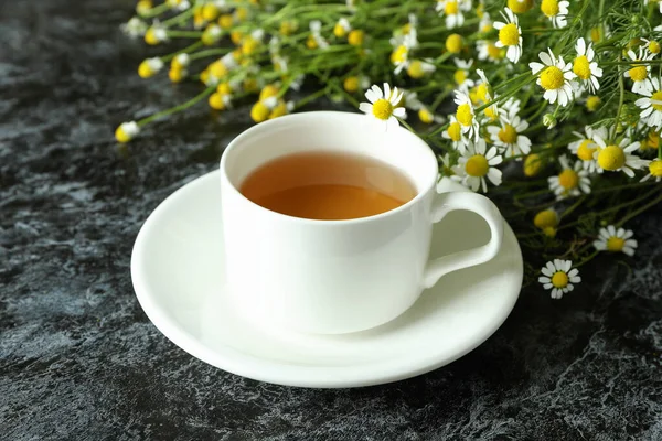 Tasse Kamillentee Auf Schwarzem Rauchtisch — Stockfoto