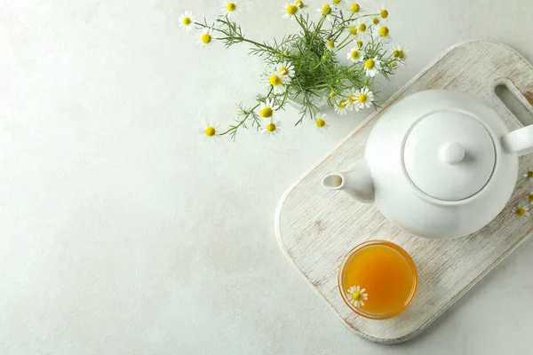 Frühstückskonzept Mit Kamillentee Auf Weißem Tisch — Stockfoto