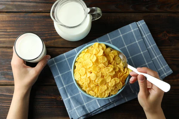 Concepto Sabroso Desayuno Con Copos Maíz Sobre Mesa Madera — Foto de Stock