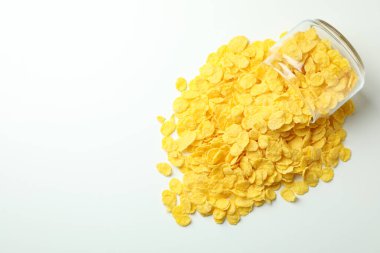 Beyaz arkaplanda bir kavanoz mısır gevreği