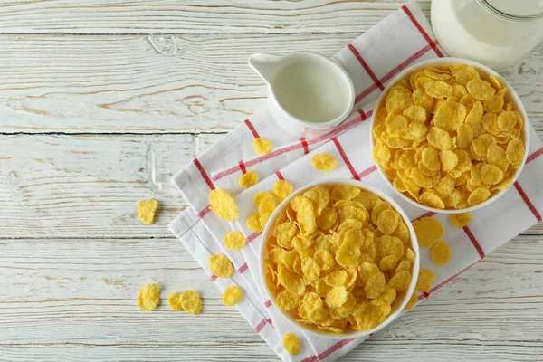 Concepto Sabroso Desayuno Con Copos Maíz Sobre Mesa Madera Blanca — Foto de Stock