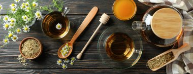 Kırsal ahşap masada papatya çayı pişirme kavramı