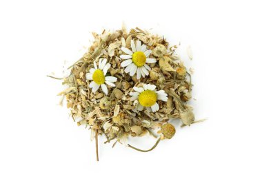 Beyaz arka planda izole edilmiş kurumuş papatya yığını