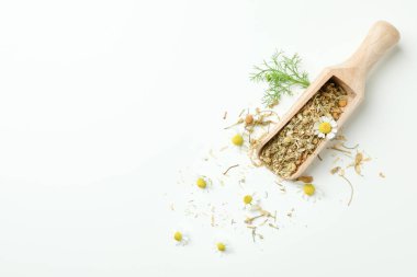 Beyaz arka planda kurumuş papatya çayı kepçesi