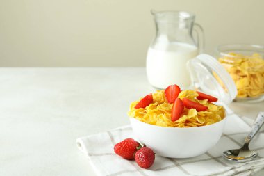 Beyaz desenli masada mısır gevreğiyle lezzetli kahvaltı kavramı