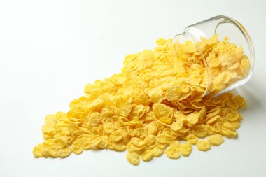 Beyaz arka planda mısır gevreği olan kavanoz.