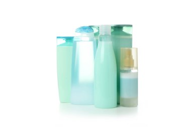 Beyaz arka planda izole edilmiş saç bakım ürünleri