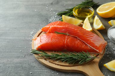 Gri dokulu masada somon pişirme kavramı