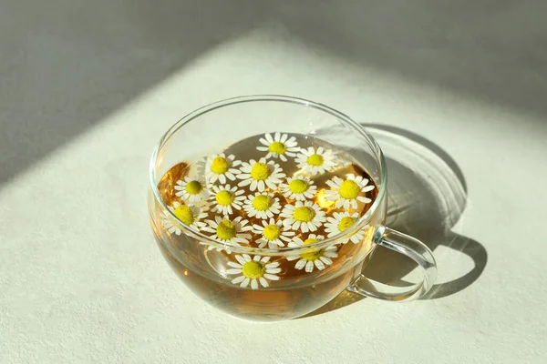 Herbata Rumiankowa Białym Stole Teksturowanym — Zdjęcie stockowe