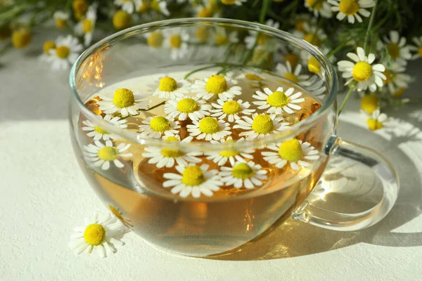 Tasse Thé Camomille Sur Table Texturée Blanche — Photo