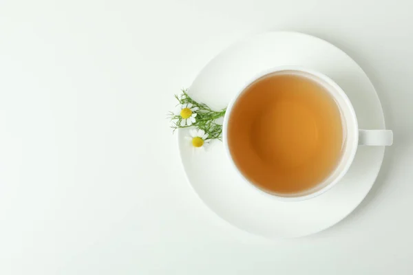 Beyaz Arka Planda Bir Fincan Papatya Çayı — Stok fotoğraf