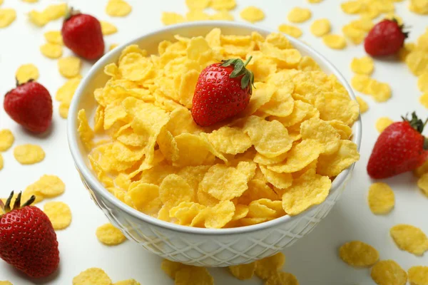 Concepto Sabroso Desayuno Con Copos Maíz Fresa Sobre Fondo Blanco — Foto de Stock