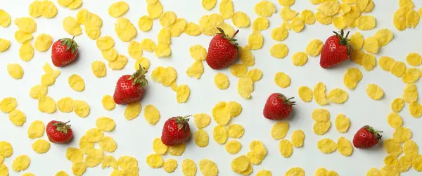 白背景玉米片和草莓味早餐的概念 — 图库照片