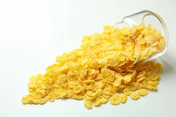 Beyaz arka planda mısır gevreği olan kavanoz.