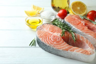 Beyaz ahşap masada somon pişirme kavramı