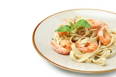 Beyaz arkaplanda izole edilmiş karides makarna tabağı