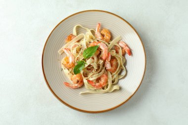 Beyaz desenli arka planda karides makarna tabağı