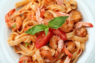 Lezzetli karidesli lezzetli makarna, yakın çekim.