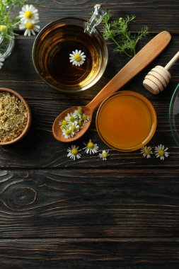 Kırsal ahşap masada papatya çayı pişirme kavramı