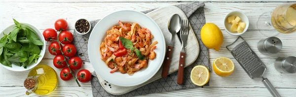 Concetto Pasta Gamberetti Cottura Tavolo Legno Bianco — Foto Stock