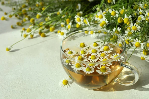 Tasse Thé Camomille Sur Table Texturée Blanche — Photo